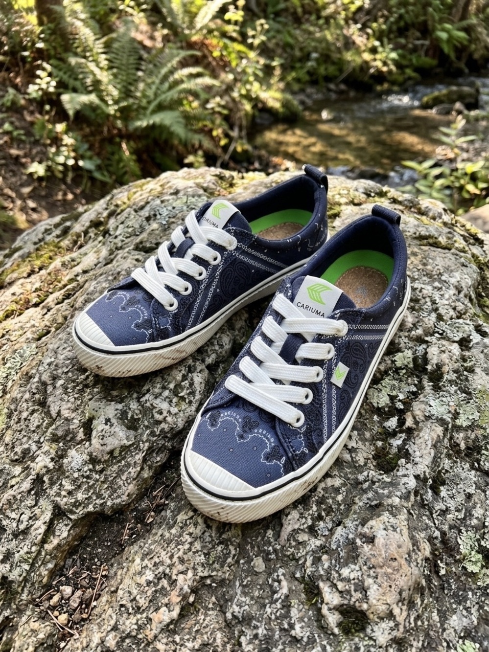 Cariuma Kids Low-Top Canvas Sneakers - Navy with White Laces and Green Insole